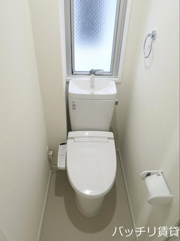 トイレ　画像は別号室タイプの為、現状を優先致します。
