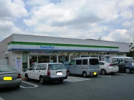 コンビニ　ファミリーマート（コンビニ）まで230m