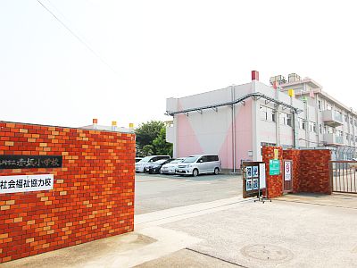 小学校　北九州市立赤坂小学校（小学校）まで738m