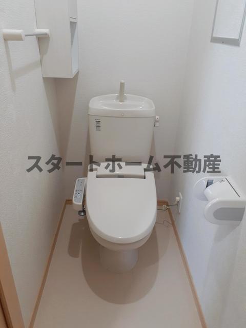 トイレ　落ち着いた色調のトイレです