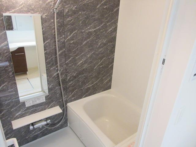 バス・シャワールーム　追い焚き機能付きバス。