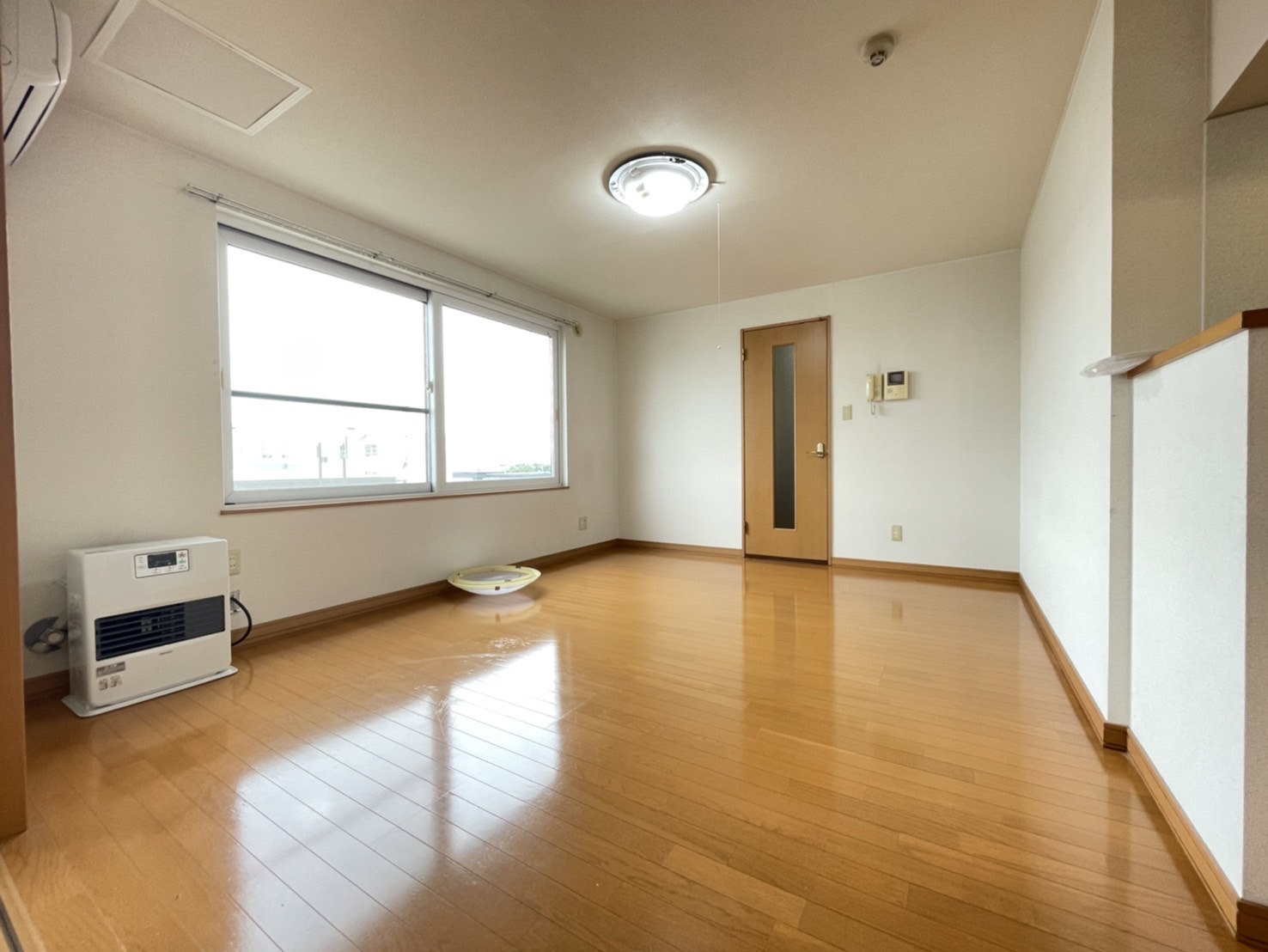 居室・リビング　他号室のお写真です。参考にご覧ください。