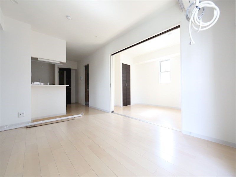 居室・リビング　ＬＤＫ13.6帖　洋室6帖　つなげても仕切っても使えます