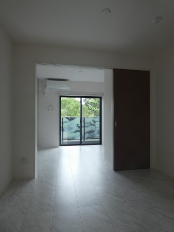 居室・リビング　優しい色合いの床材を使用した居住空間です。