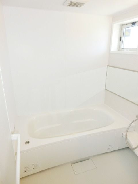 バス・シャワールーム　広々としたバスルームに窓が有りいいですね