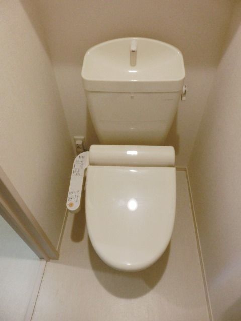 トイレ　うれしいウォシュレット付きです