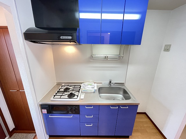 キッチン　ブルーを基調としたシステムキッチンです！場所を取るお鍋やお皿