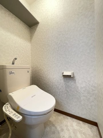 トイレ　トイレは温水洗浄便座付き♪人気のバストイレ別です♪上部にはト