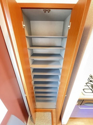 玄関　シューズボックスがあるので靴が散らからずいつでも玄関すっきり