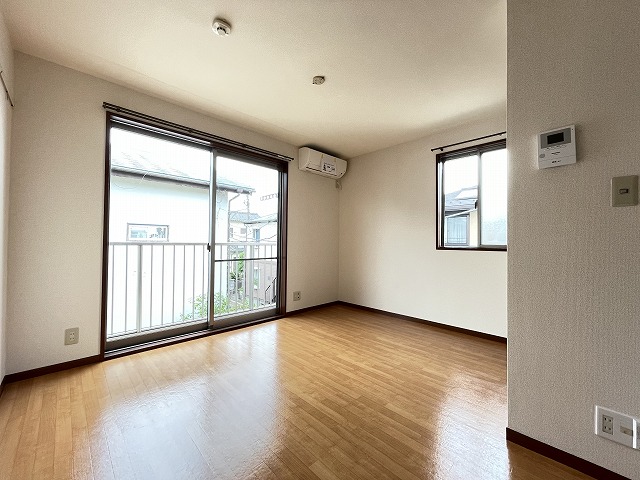 居室・リビング　南東向き洋室6.5帖☆角部屋二面採光のお部屋は風通し良好です