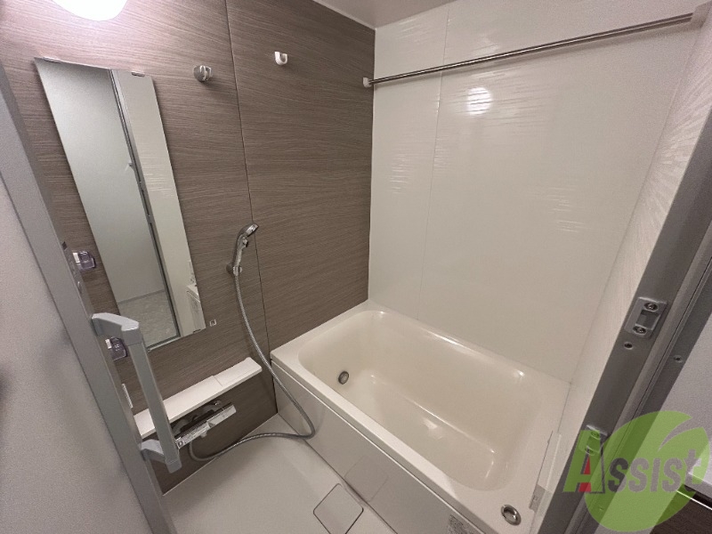 バス・シャワールーム　浴槽には追焚が付いています。一日の疲れがしっかり取れますね。