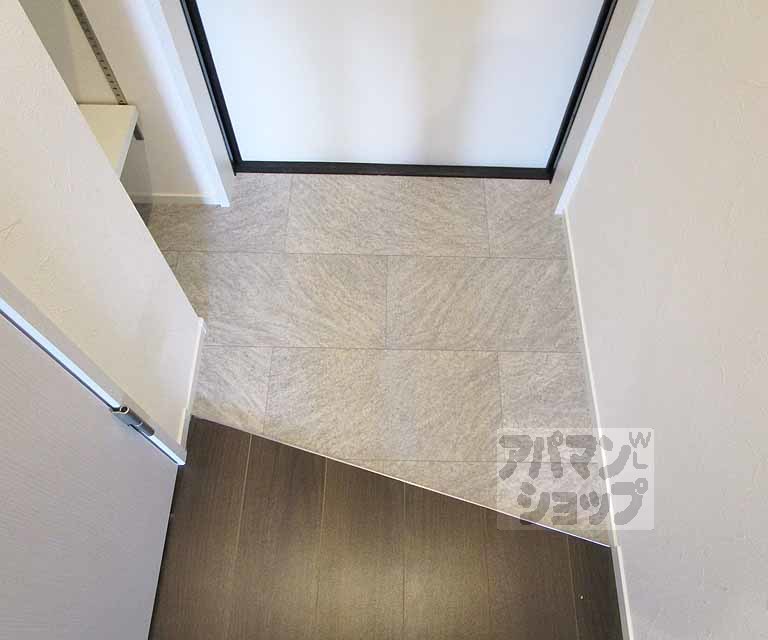 玄関　２０２号室の写真です。