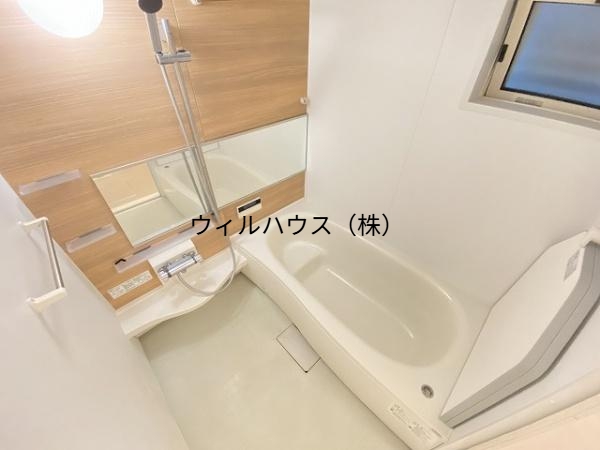 バス・シャワールーム　浴室乾燥機、追焚機能付の広々バスルーム！