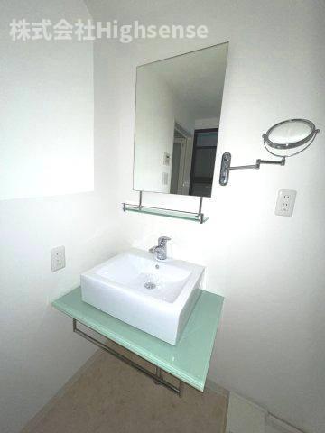 洗面設備　明るい洗面所です