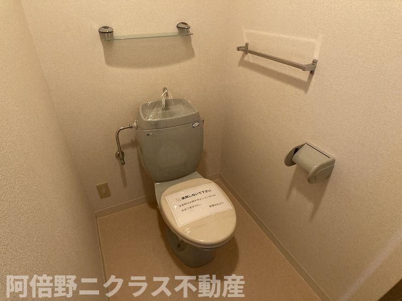 トイレ　内装は別部屋の参考写真です。