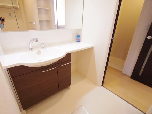 洗面設備　明るい洗面所です