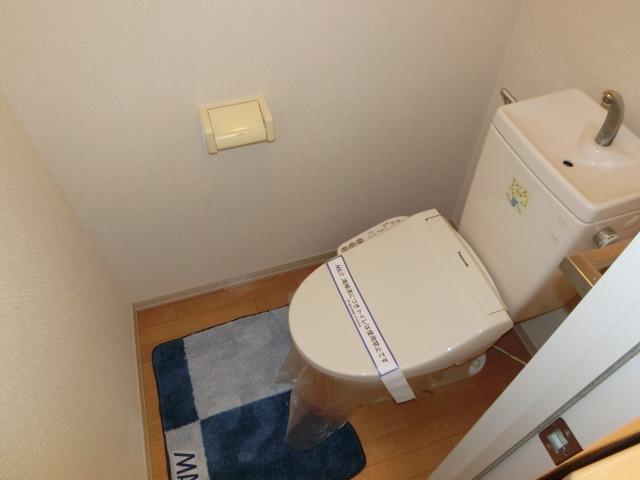 トイレ　温水便座機能付き♪