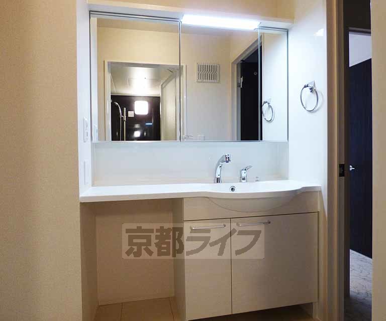 洗面設備　綺麗な洗面台です。