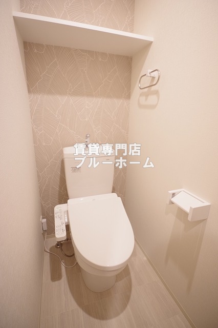 トイレ　収納棚付き！温水洗浄便座付きのトイレです！