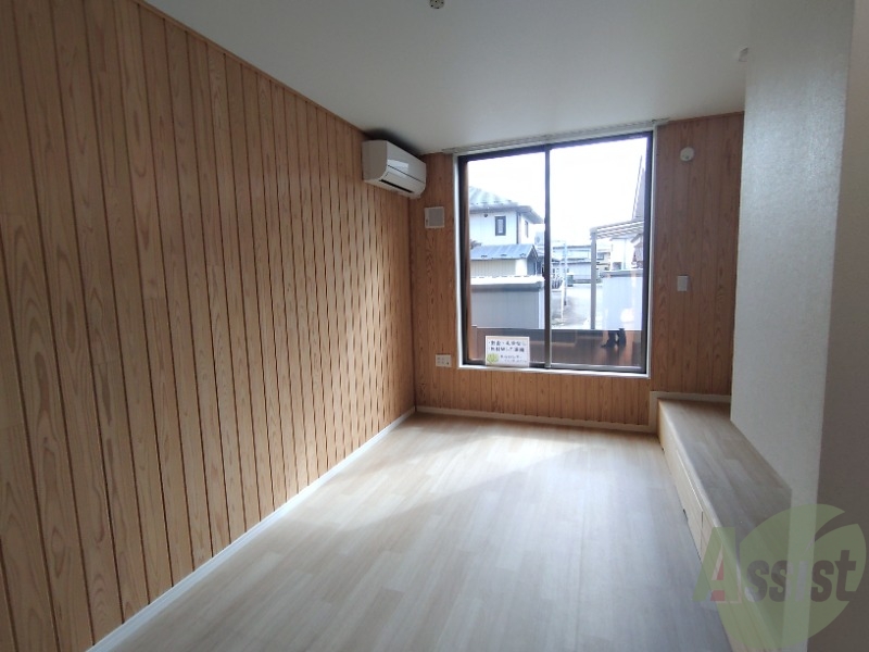 居室・リビング　広くきれいなリビングは明るい光も良く差します。