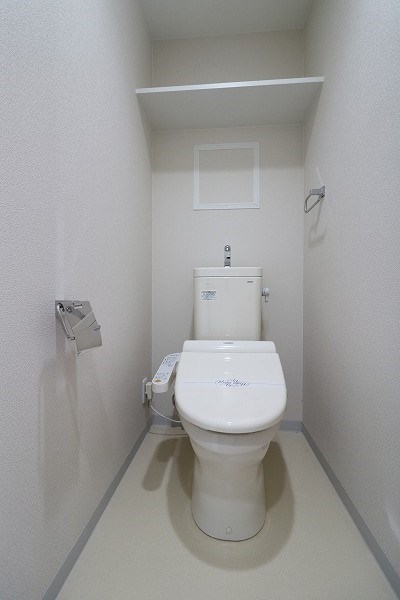 トイレ　温水洗浄暖房便座付です。