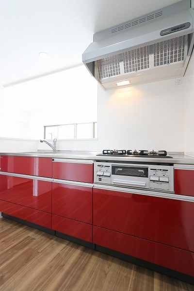 キッチン　3口ガスグリル付きのシステムキッチン