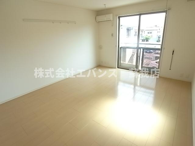 その他部屋・スペース　落ち着いた色調の寝室です