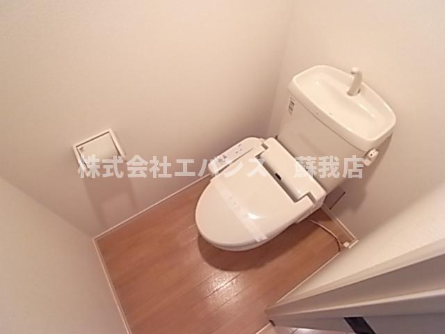 トイレ　落ち着いた色調のトイレです
