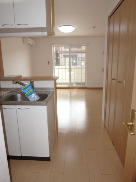 その他部屋・スペース　南に窓がある洋間です。