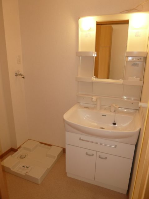 洗面設備　室内洗濯機置場と独立洗面台です。