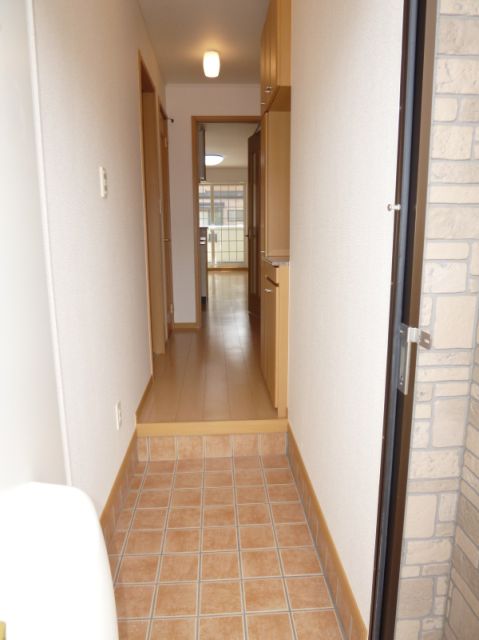 玄関　下駄箱完備の玄関です。