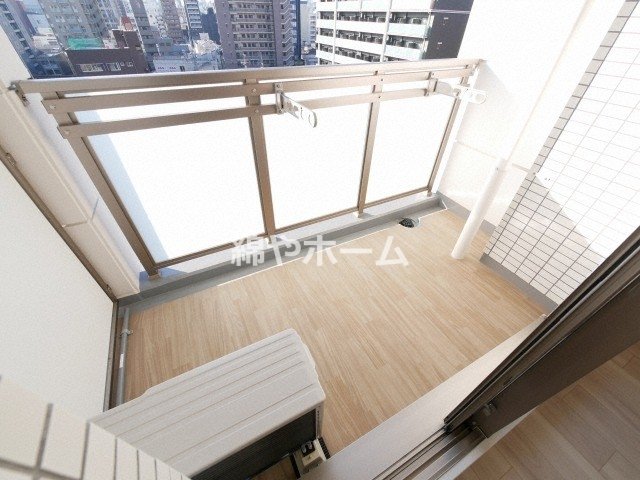 バルコニー　暖かな日差しのふりそそぐバルコニー