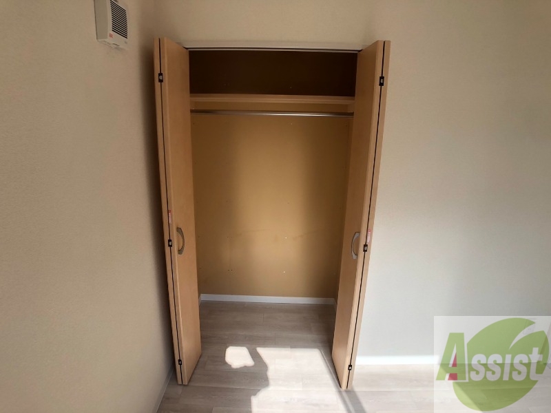 収納　こちらの収納にはハンガーをかけて服もしまえますね。