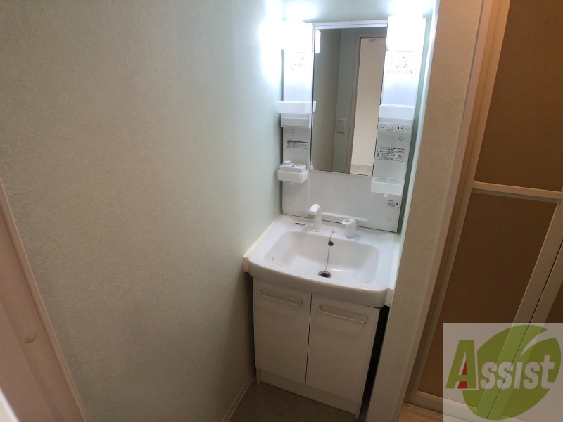 洗面設備　独立洗面台です。大きくてよいですね。シャンプーもできます！