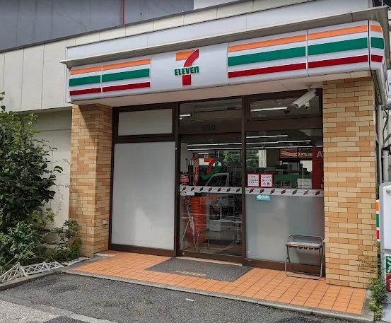 コンビニ　セブンイレブン港区海岸3丁目店（コンビニ）まで108m