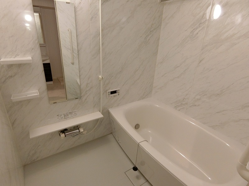 バス・シャワールーム　写真は同型物件のものです。色やデザインが異なる場合がございま