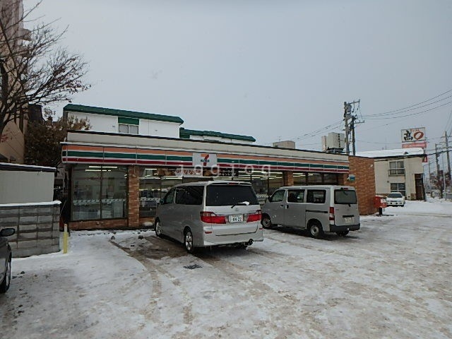 コンビニ　セブンイレブン札幌北郷1丁目店（コンビニ）まで690m