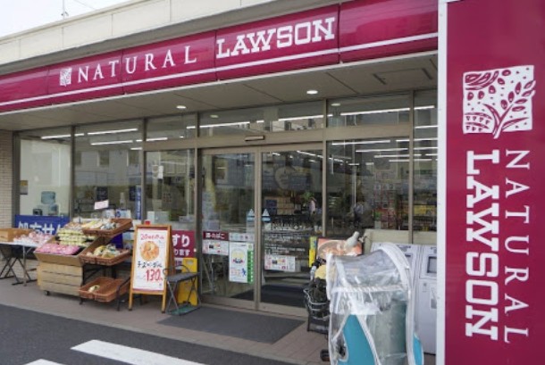 コンビニ　ナチュラルローソン 世田谷弦巻三丁目店（コンビニ）まで536m