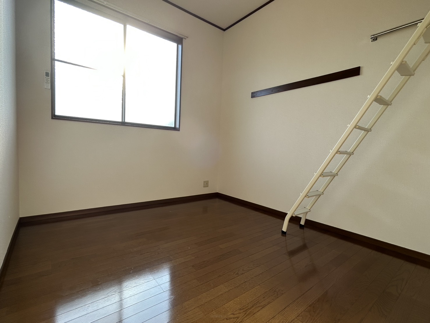 居室・リビング　天井が高く、開放感のある居室です☆