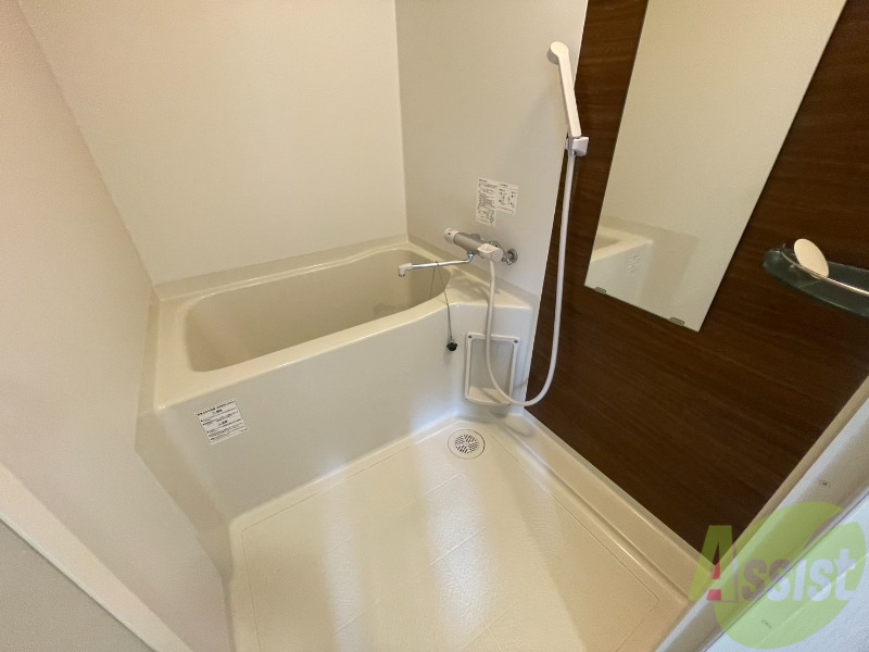 バス・シャワールーム　バスルームは狭すぎず、シャワーも浴びやすそうです。