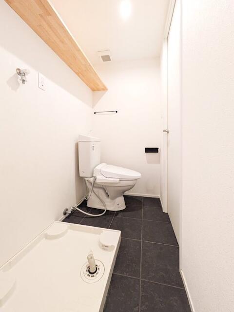 トイレ　トイレと洗濯機置き場です