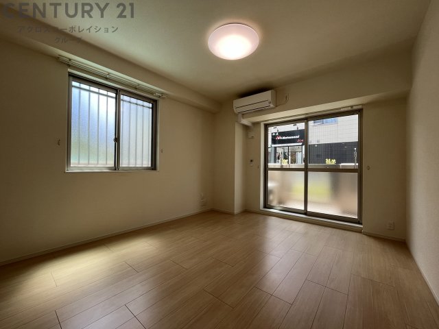 居室・リビング　南向きエアコン・照明付きの8.2帖の洋室です♪