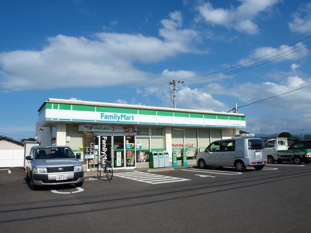 コンビニ　ファミリーマート（コンビニ）まで801m