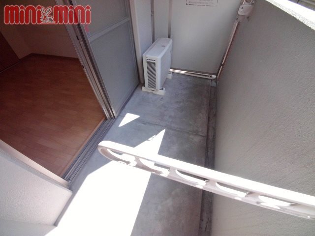 バルコニー　陽が差し込むバルコニーで洗濯物もよく乾きます