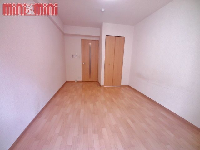 居室・リビング　南向きで明るい７．１帖の洋室