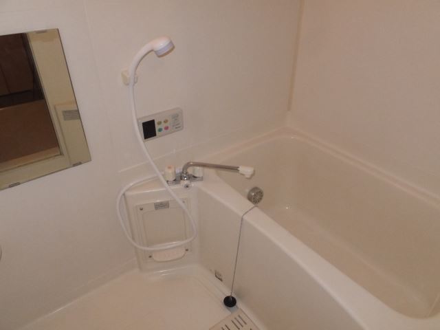 バス・シャワールーム　追い炊き機能付きの浴室です