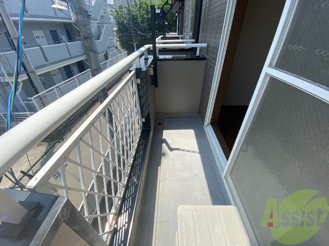 バルコニー　幅があり広めの印象でした。のびのびと作業が出来そうです。