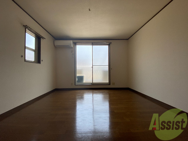 居室・リビング　陽が良く入ってくるのが分かります。暖かくて気持ちいいですね