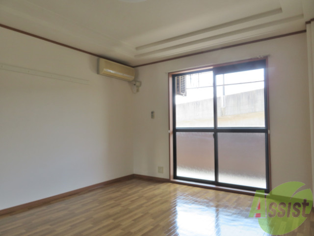 居室・リビング　こちらの洋室は、窓が大きく光が差し込みます。