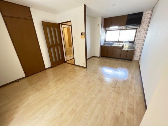 居室・リビング　家具の配置に困らないリビングですね